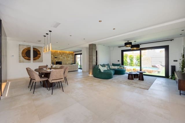 5 bedroom Villa for sale in Centro, Torrevieja - € 1,250,000 (Ref: 9556097)