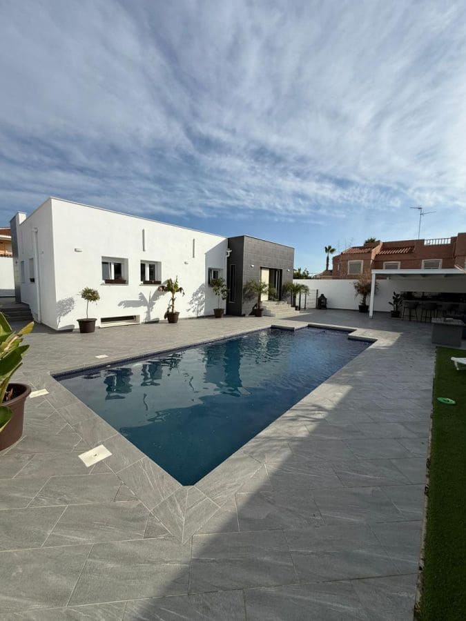 5 bedroom Villa for sale in Algorfa with pool - € 498,000 (Ref: 9556110)