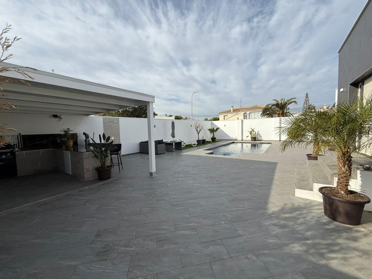 5 bedroom Villa for sale in Algorfa with pool - € 498,000 (Ref: 9556110)