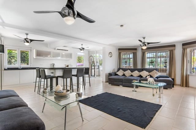 Chalet de 4 habitaciones en Catral en venta con piscina - 549.000 € (Ref: 9565455)