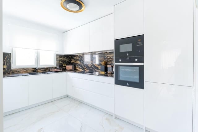 Pareado de 4 habitaciones en Punta Prima, Torrevieja en venta con piscina - 529.000 € (Ref: 9596437)