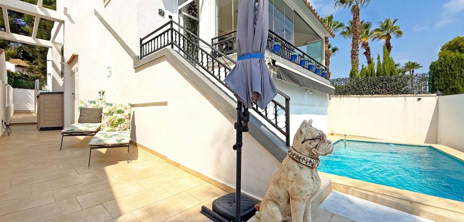 Chalet de 3 habitaciones en Villamartin en venta con piscina - 424.900 € (Ref: 9605216)