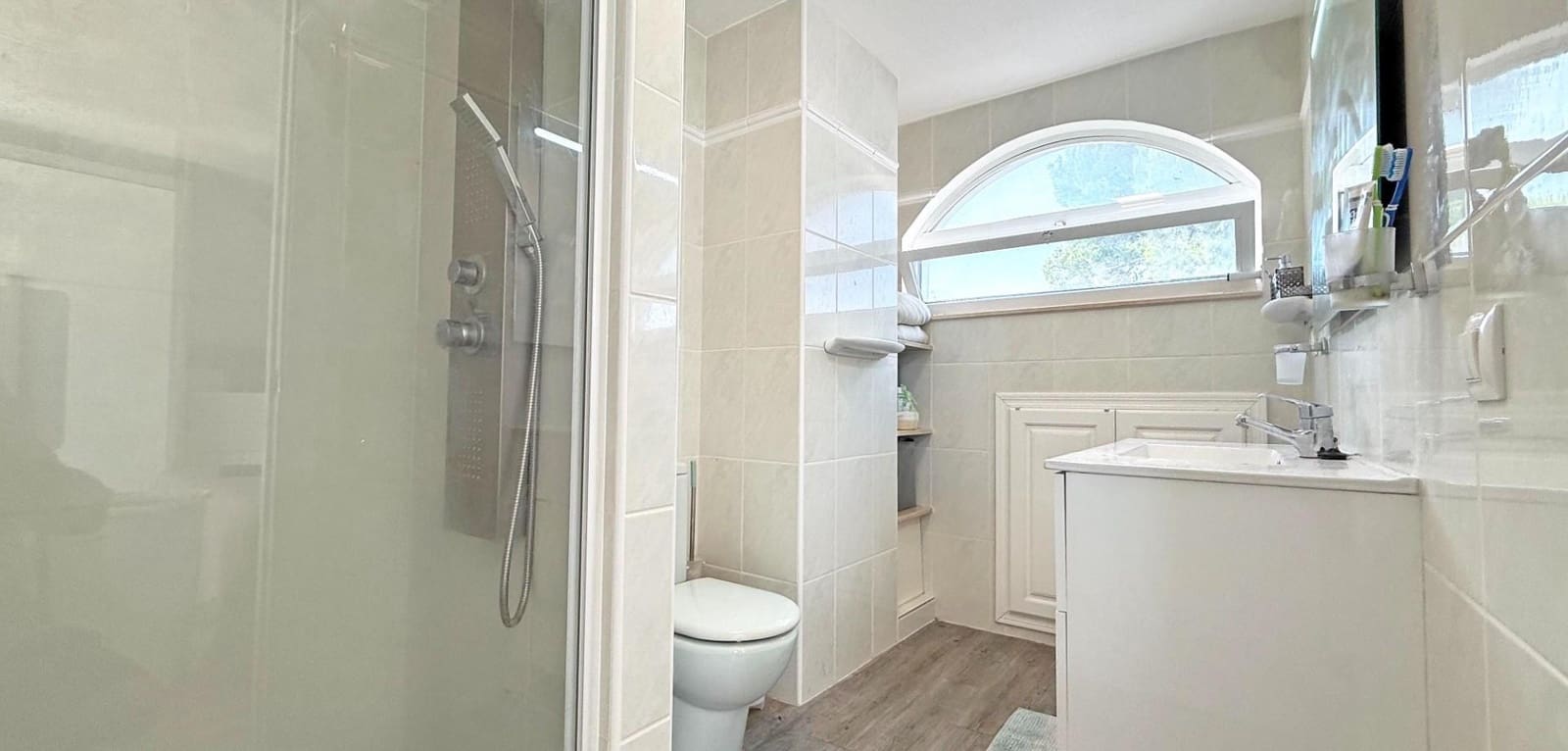 Chalet de 3 habitaciones en Villamartin en venta con piscina - 424.900 € (Ref: 9605216)