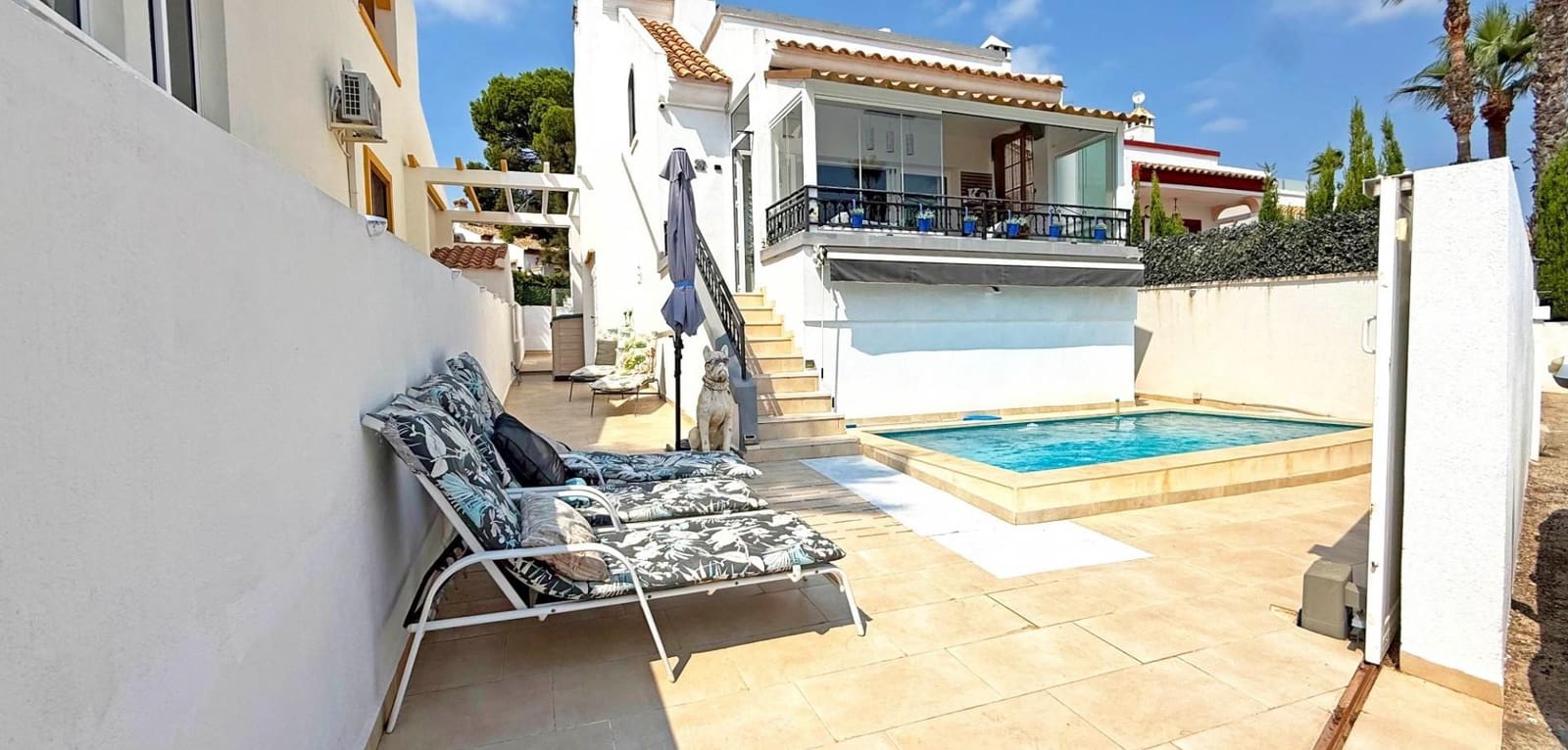 Chalet de 3 habitaciones en Villamartin en venta con piscina - 424.900 € (Ref: 9605216)