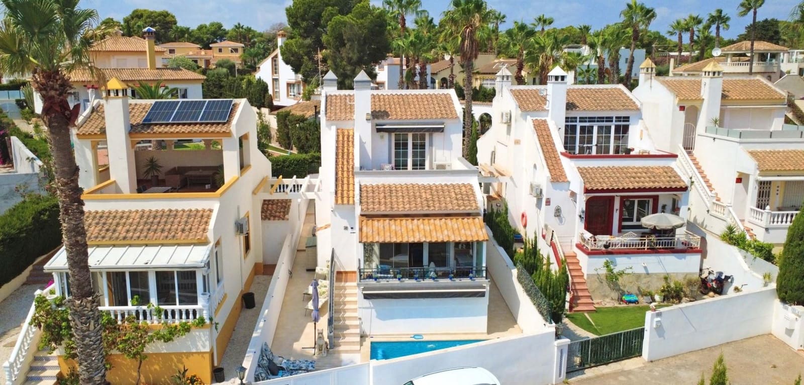 Chalet de 3 habitaciones en Villamartin en venta con piscina - 424.900 € (Ref: 9605216)