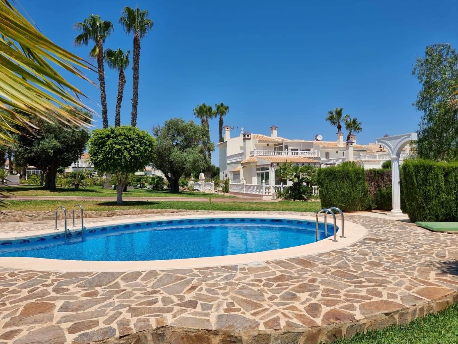 2 sovrum Lägenhet till salu i La Siesta med pool - 178 000 € (Ref: 9605237)