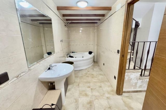 5 soveværelse Rækkehus til salg i Guardamar del Segura med swimmingpool - € 249.995 (Ref: 9608279)