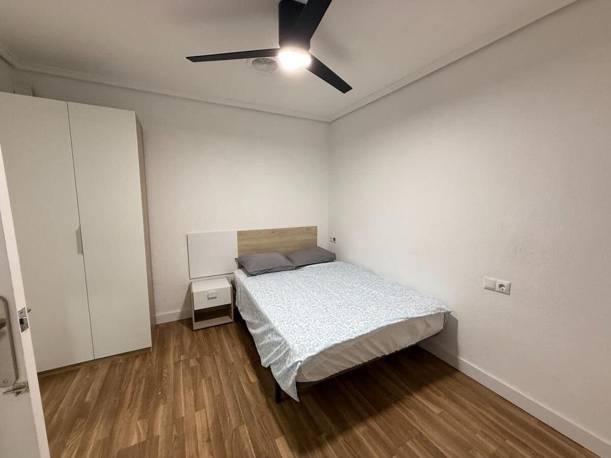 4 bedroom Apartment for sale in Torrevieja - € 175,000 (Ref: 9608287)