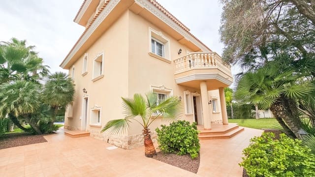 Chalet de 7 habitaciones en Cabo Roig, Orihuela en venta con piscina - 1.700.000 € (Ref: 9611449)
