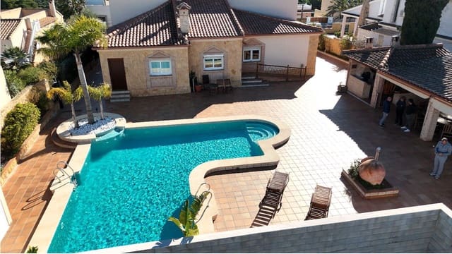 5 bedroom Villa for sale in Centro, Torrevieja with pool - € 1,150,000 (Ref: 9611451)