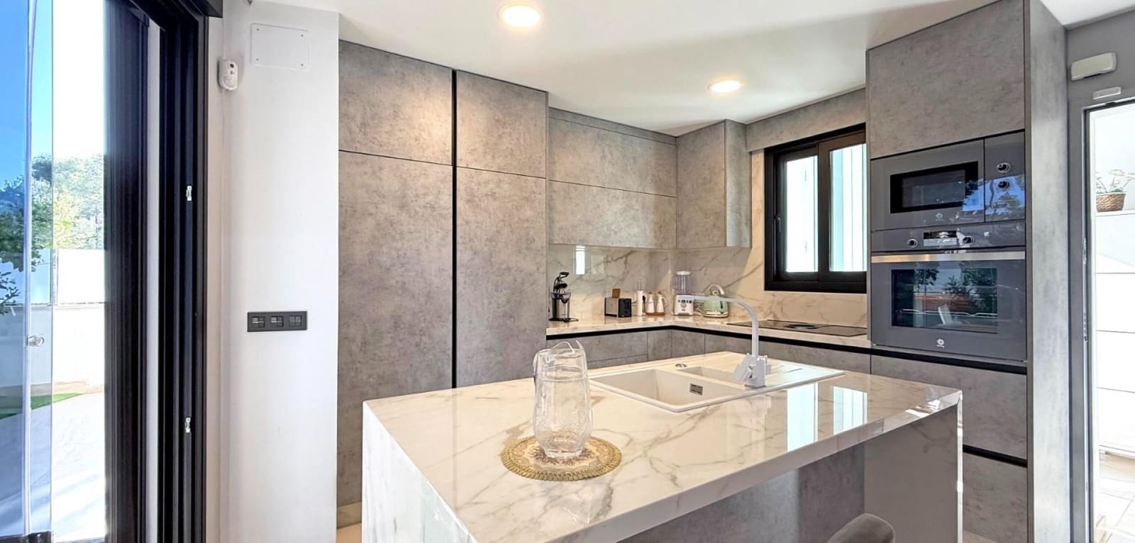 3 bedroom Villa for sale in Filipinas with pool - € 475,000 (Ref: 9616094)