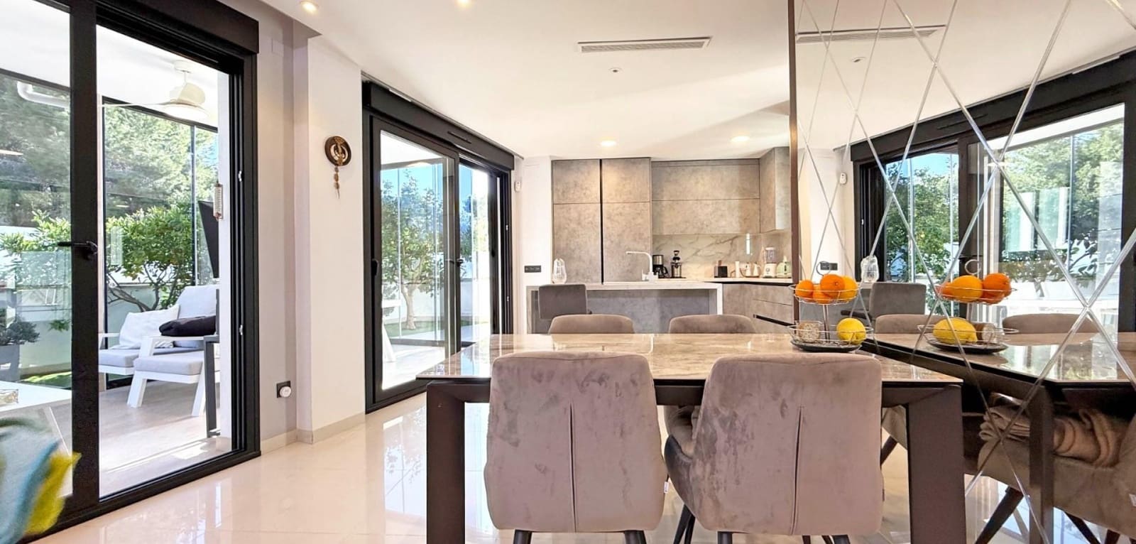 3 bedroom Villa for sale in Filipinas with pool - € 475,000 (Ref: 9616094)