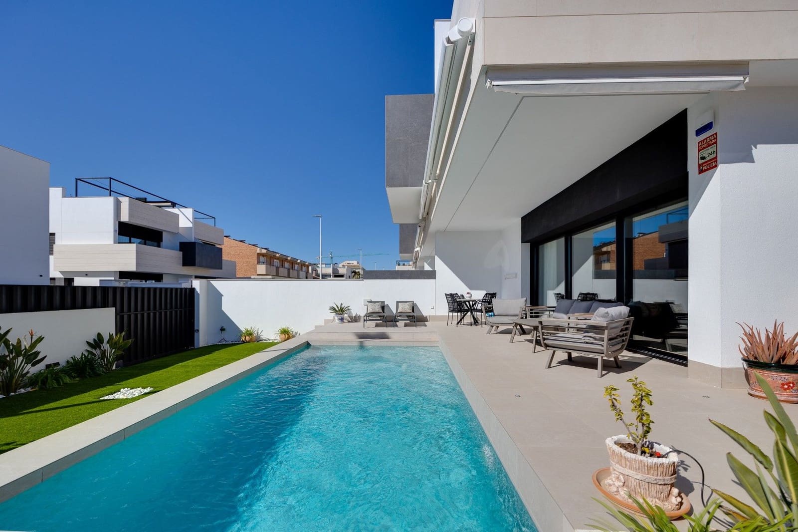 Bungalow de 3 habitaciones en Pilar de la Horadada en venta con piscina - 429.000 € (Ref: 9616101)