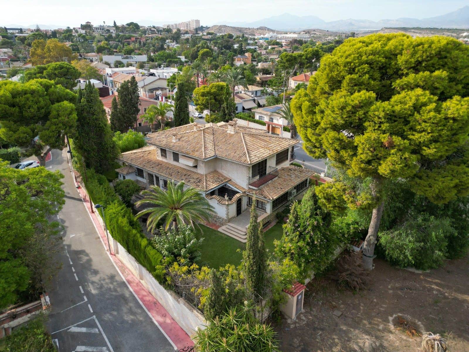 8 bedroom Villa for sale in Alicante / Alacant city with pool - € 1,600,000 (Ref: 9616103)