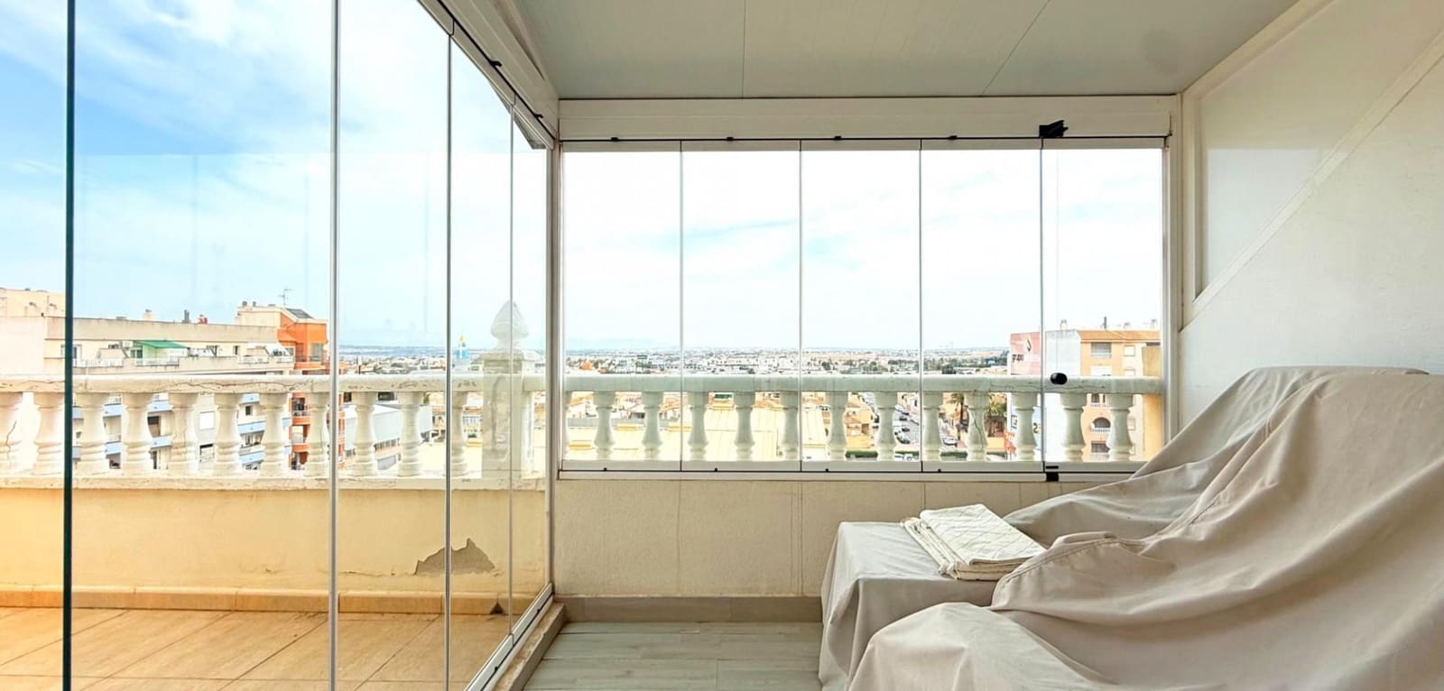 2 makuuhuone Huoneisto myytävänä paikassa Torrevieja mukana uima-altaan - 159 900 € (Ref: 9619560)