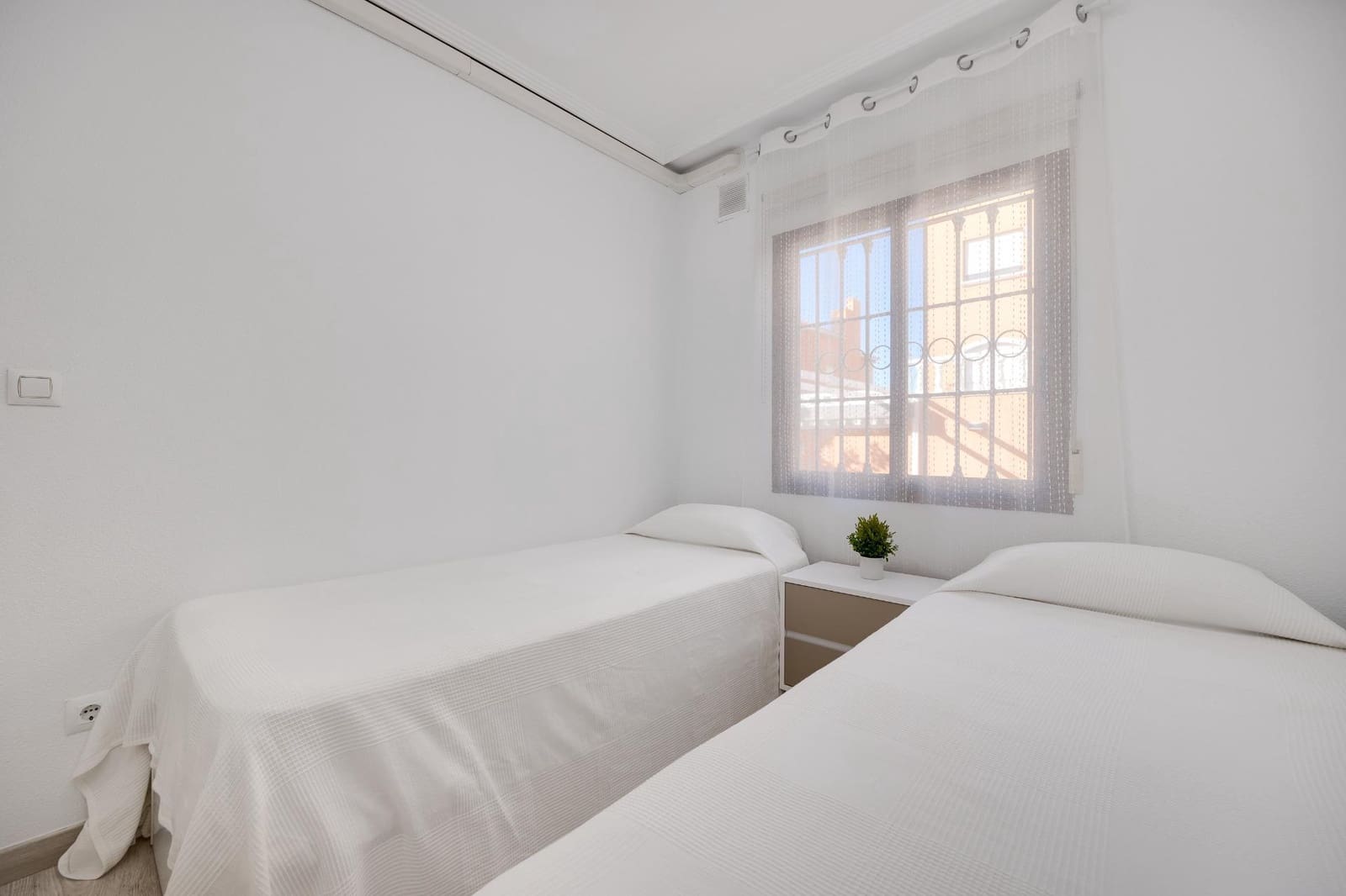 2 bedroom Bungalow for sale in Madrid city with pool - € 204,000 (Ref: 9622434)