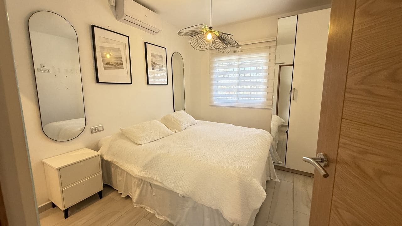 Chalet de 2 habitaciones en Villamartin en venta - 255.000 € (Ref: 9627842)