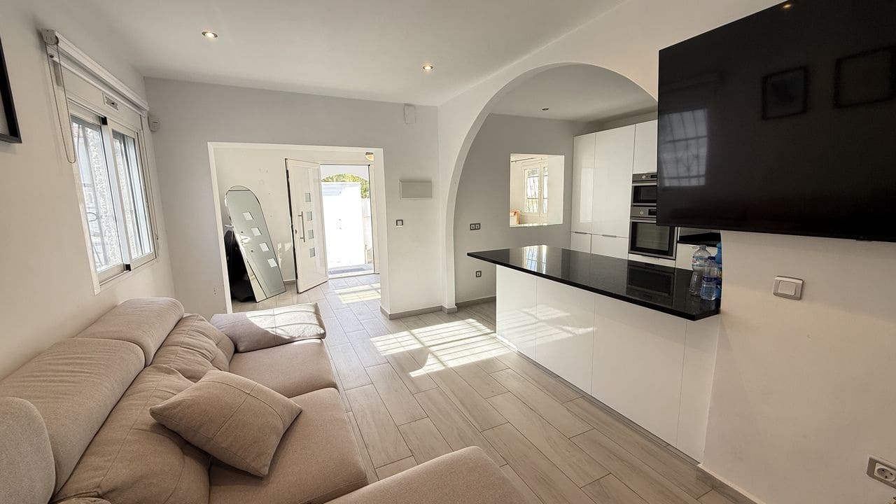 Chalet de 2 habitaciones en Villamartin en venta - 255.000 € (Ref: 9627842)