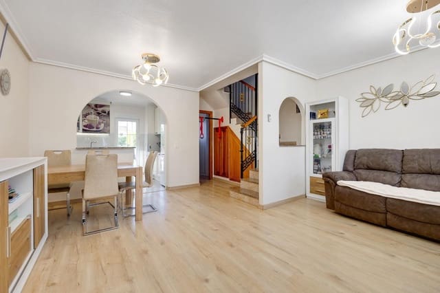 3 sypialnia Dom szeregowy na sprzedaż w Torrevieja z basenem - 249 900 € (Ref: 9639572)