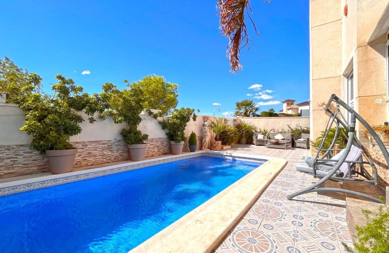4 bedroom Villa for sale in La Zenia - € 399,000 (Ref: 9645387)