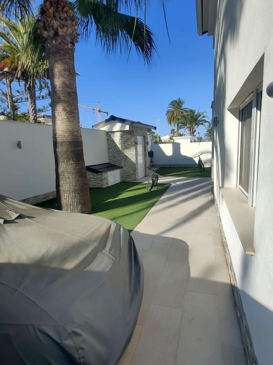 4 soveværelse Villa til salg i La Zenia med swimmingpool - € 1.300.000 (Ref: 9645399)