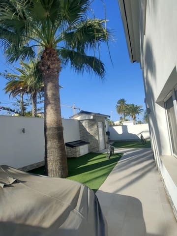 4 soveværelse Villa til salg i La Zenia, Orihuela med swimmingpool - € 1.300.000 (Ref: 9645399)