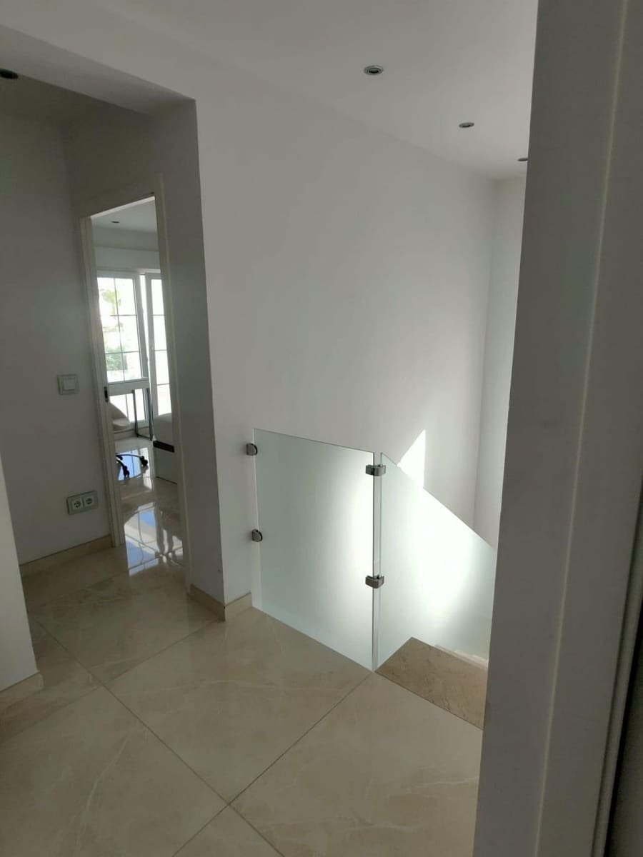 4 soveværelse Villa til salg i La Zenia med swimmingpool - € 1.300.000 (Ref: 9645399)