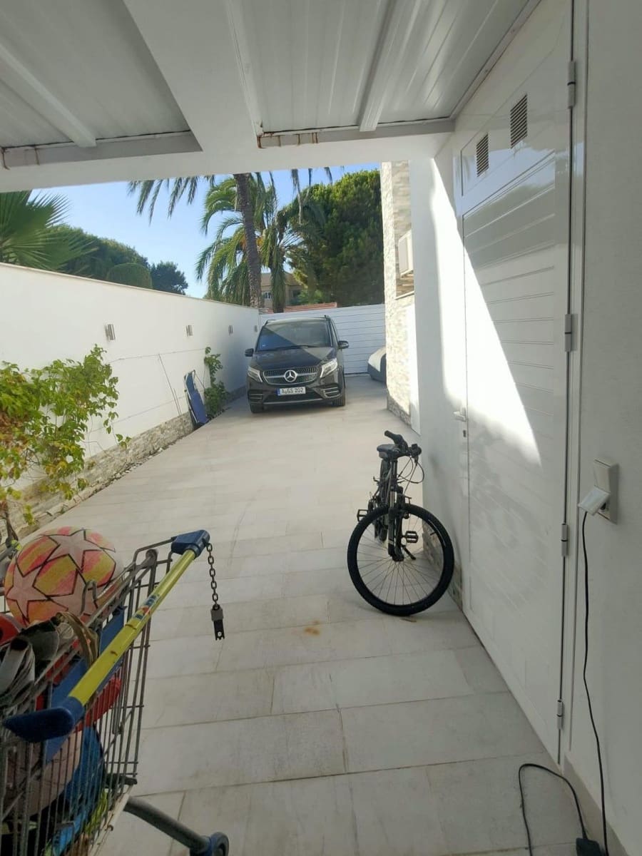 4 soveværelse Villa til salg i La Zenia med swimmingpool - € 1.300.000 (Ref: 9645399)