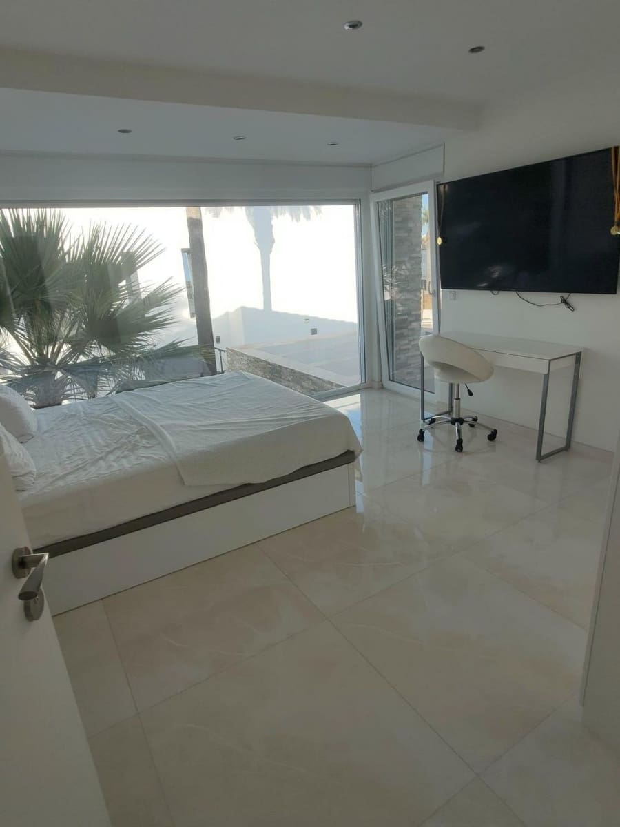 4 soveværelse Villa til salg i La Zenia med swimmingpool - € 1.300.000 (Ref: 9645399)