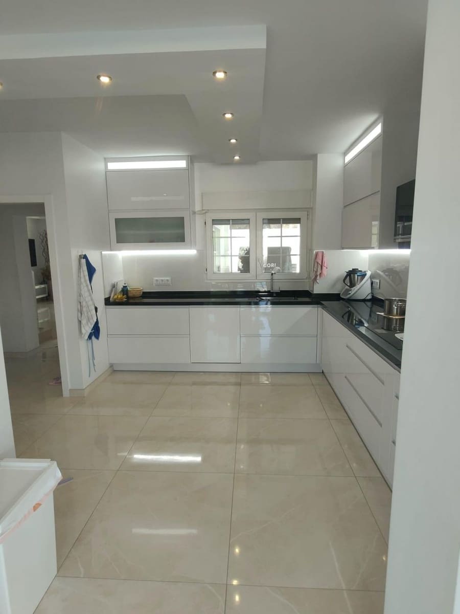 4 soveværelse Villa til salg i La Zenia med swimmingpool - € 1.300.000 (Ref: 9645399)