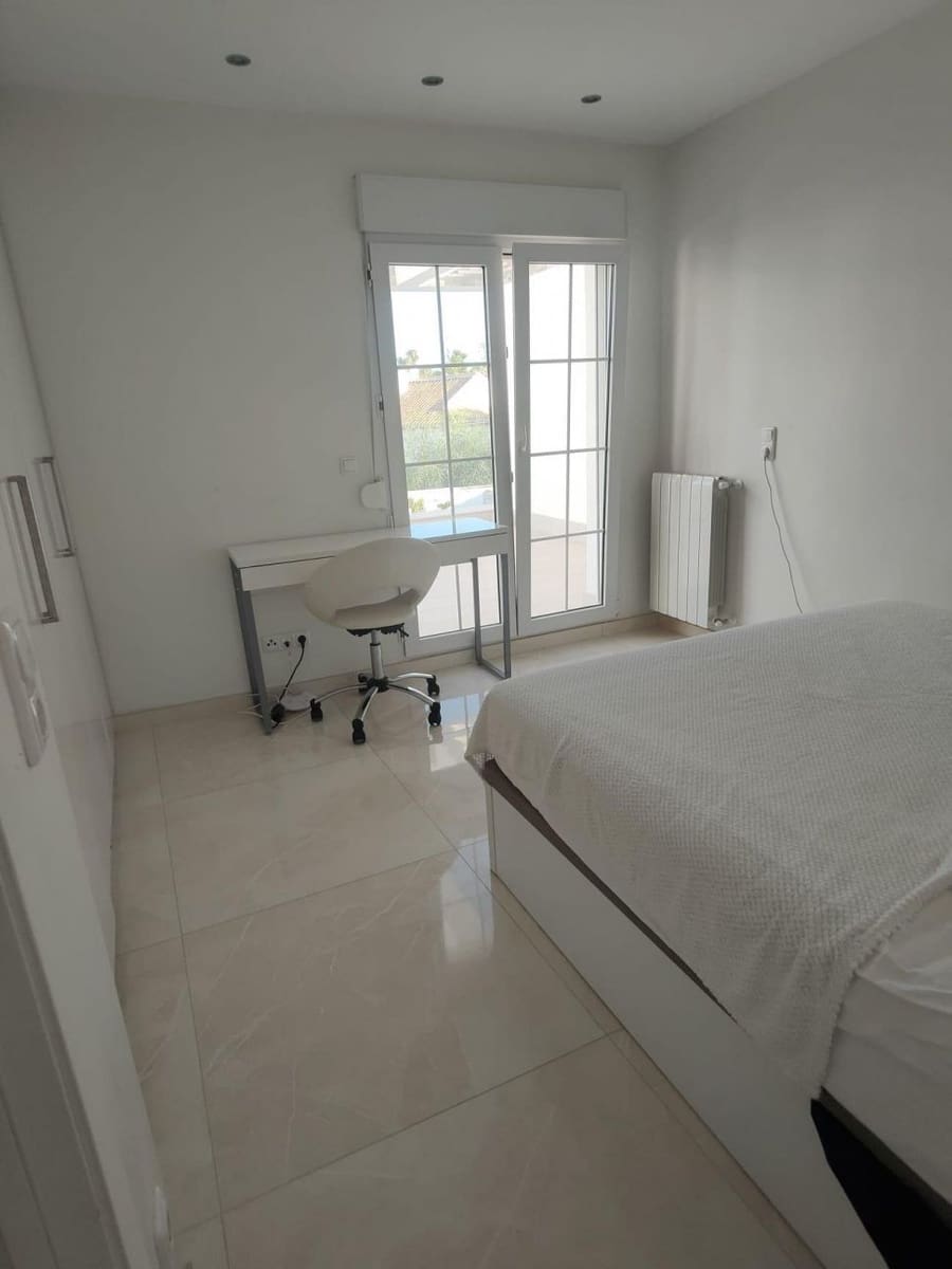 4 soveværelse Villa til salg i La Zenia med swimmingpool - € 1.300.000 (Ref: 9645399)