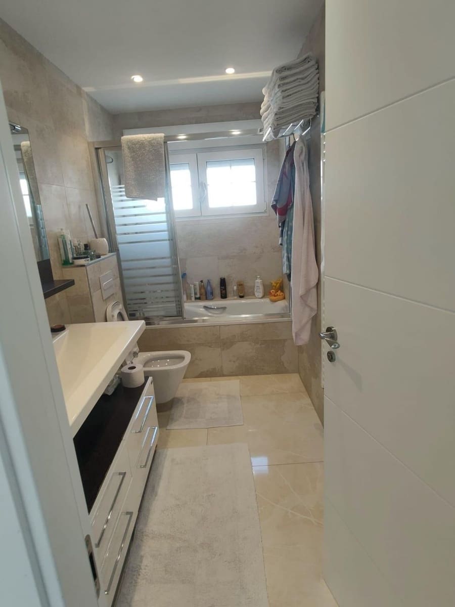 4 soveværelse Villa til salg i La Zenia med swimmingpool - € 1.300.000 (Ref: 9645399)