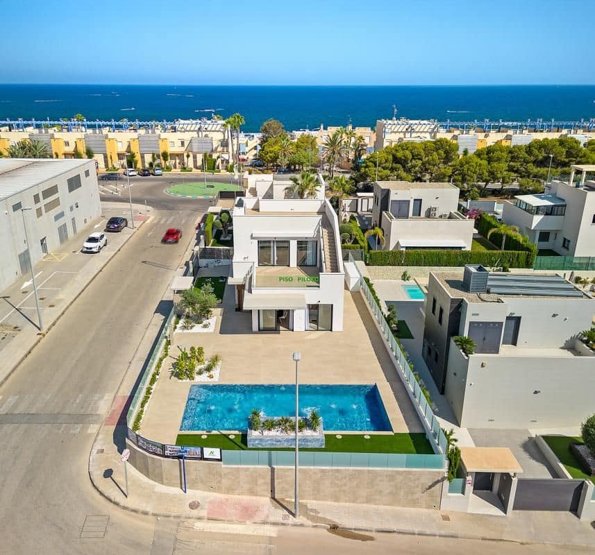 Chalet de 3 habitaciones en Campoamor en venta con piscina - 995.000 € (Ref: 9648486)