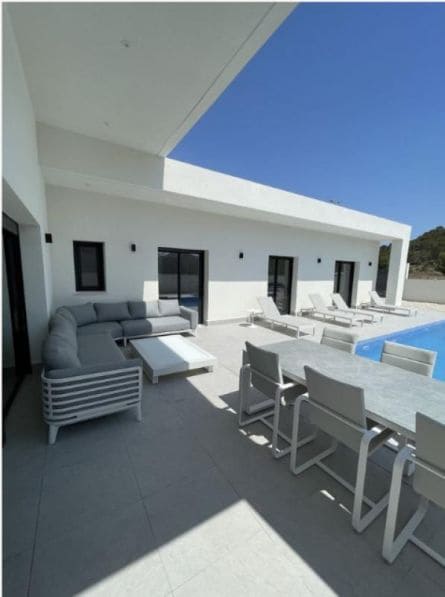 3 bedroom Villa for sale in Pinoso with pool - € 350,000 (Ref: 9648551)