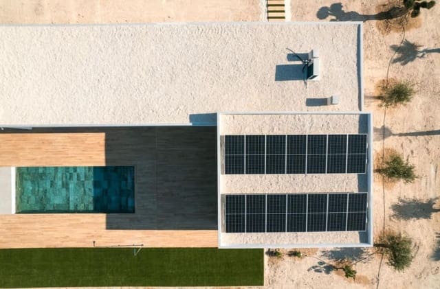 Chalet de 3 habitaciones en Pinoso en venta con piscina - 350.000 € (Ref: 9648551)