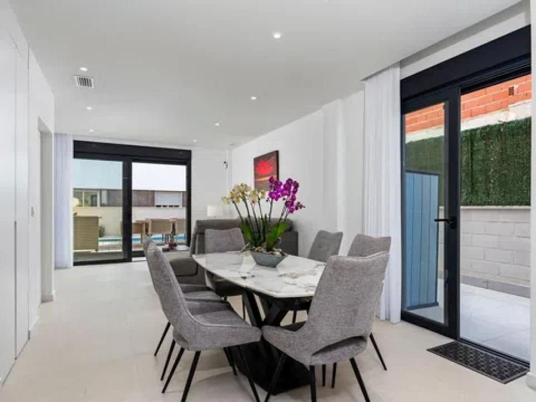 4 slaapkamer Rijtjeshuis te koop in Guardamar del Segura met zwembad - € 507.050 (Ref: 9648640)