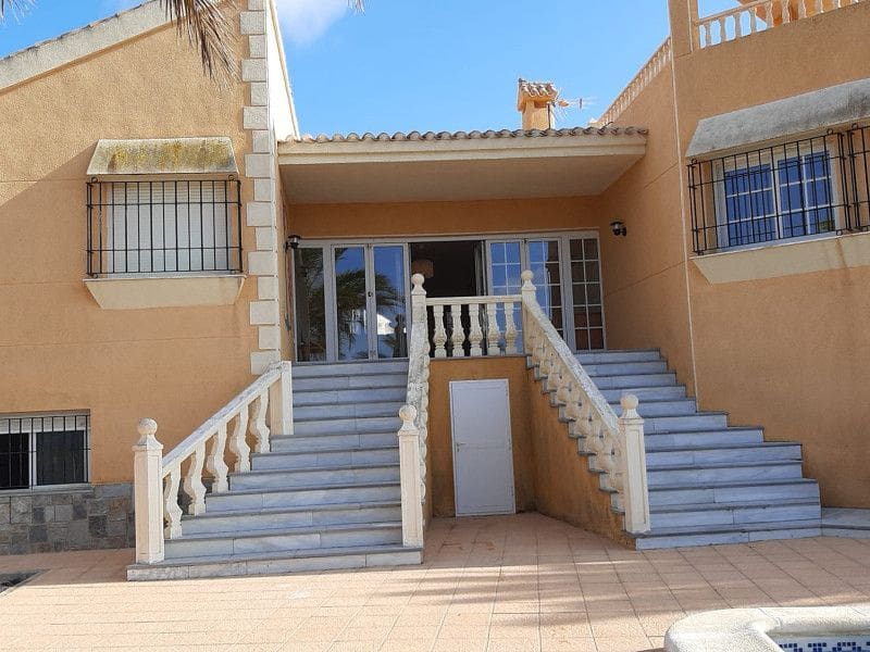 3 slaapkamer Villa te koop in La Manga del Mar Menor met zwembad garage - € 780.000 (Ref: 9648836)