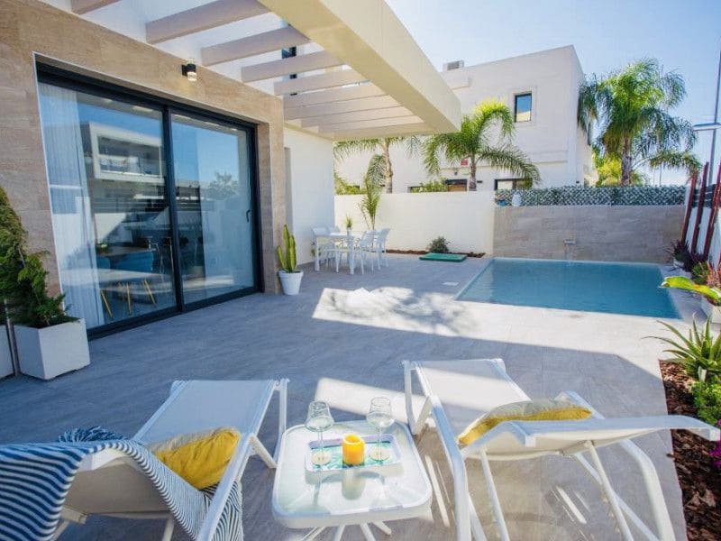 3 soveværelse Villa til salg i Los Montesinos med swimmingpool - € 439.900 (Ref: 9648880)