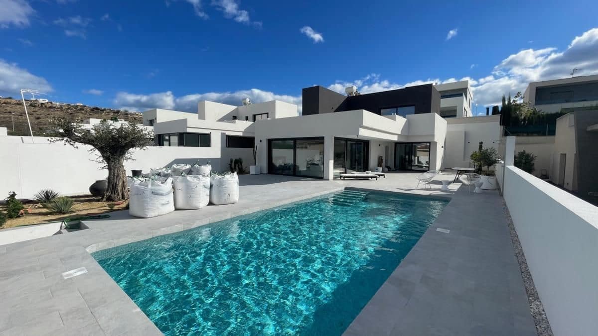 3 bedroom Villa for sale in Benijofar with pool - € 575,000 (Ref: 9648890)