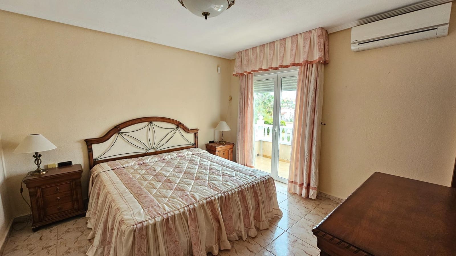 3 makuuhuone Huvila myytävänä paikassa Torrevieja mukana uima-altaan - 390 000 € (Ref: 9656306)