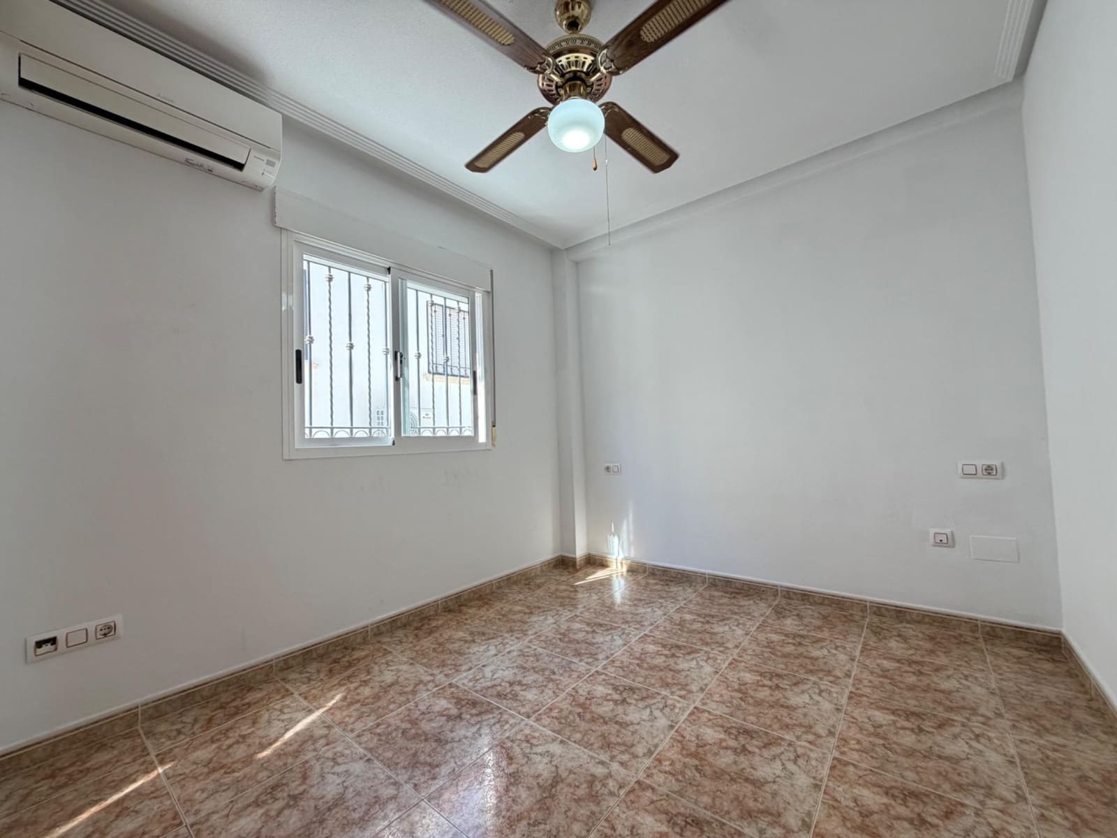 2 Zimmer Apartment zu verkaufen in Orihuela Costa mit Garage - 167.000 € (Ref: 9680023)
