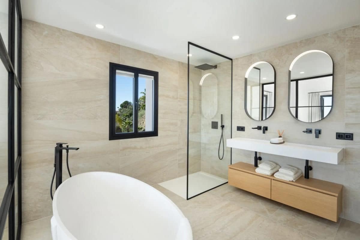 5 bedroom Villa for sale in La Quinta with pool - € 4,900,000 (Ref: 9682803)