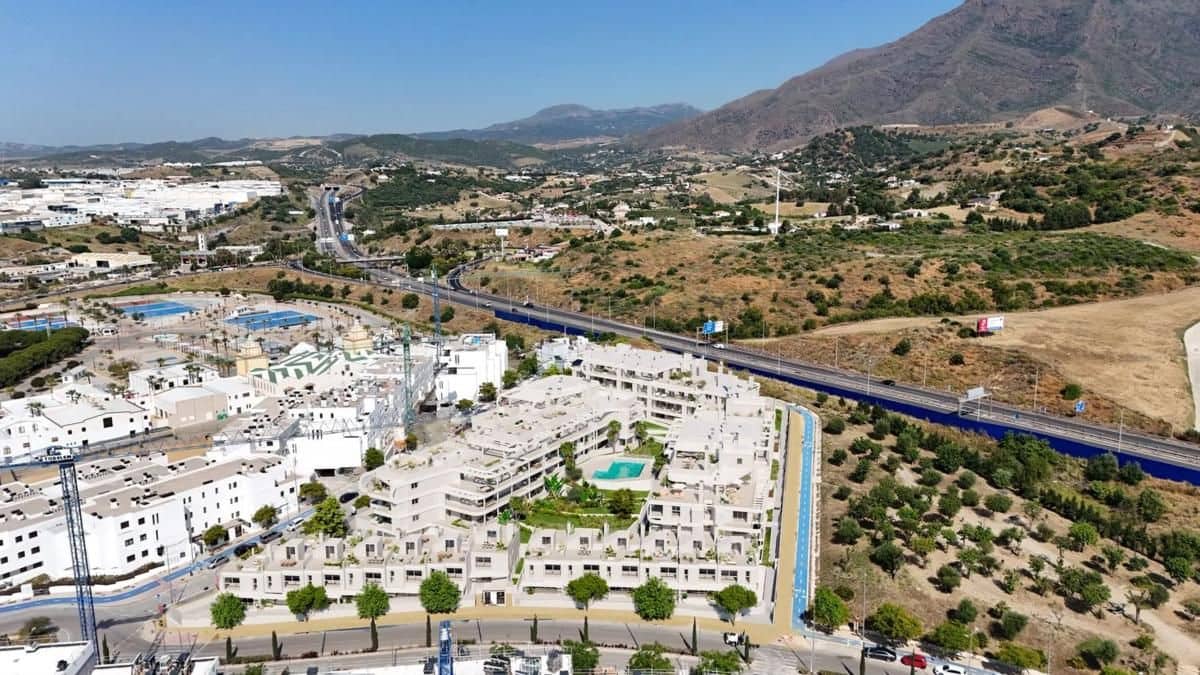 2 makuuhuone Rivitalo myytävänä paikassa Estepona mukana uima-altaan - 380 000 € (Ref: 9682876)