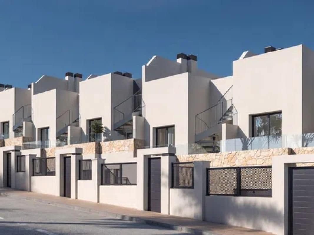 3 makuuhuone Rivitalo myytävänä paikassa Mijas mukana uima-altaan - 595 000 € (Ref: 9682908)