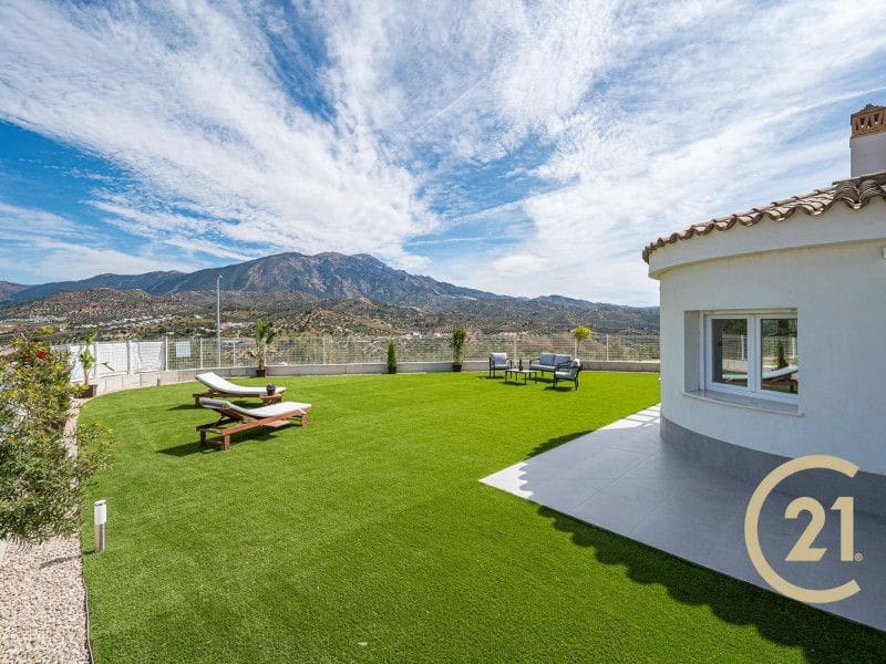 Chalet de 3 habitaciones en Viñuela en venta con piscina - 365.000 € (Ref: 9683049)