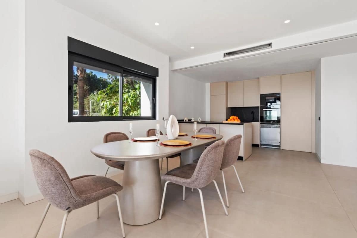 4 sovrum Radhus till salu i El Paraiso med pool - 890 000 € (Ref: 9686837)