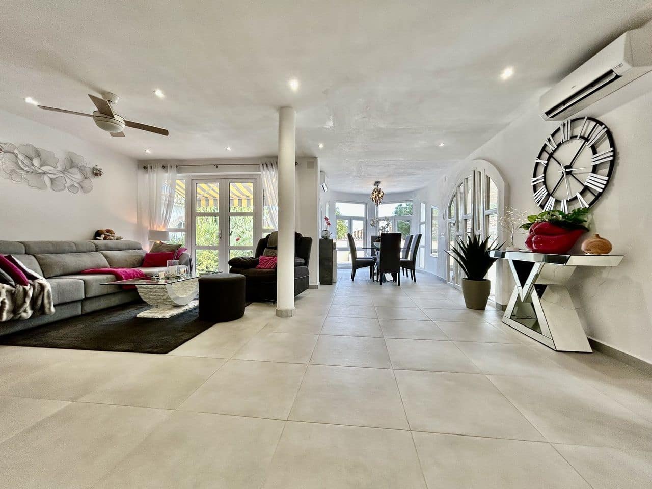 6 bedroom Villa for sale in Cabo Roig with garage - € 799,000 (Ref: 9691177)