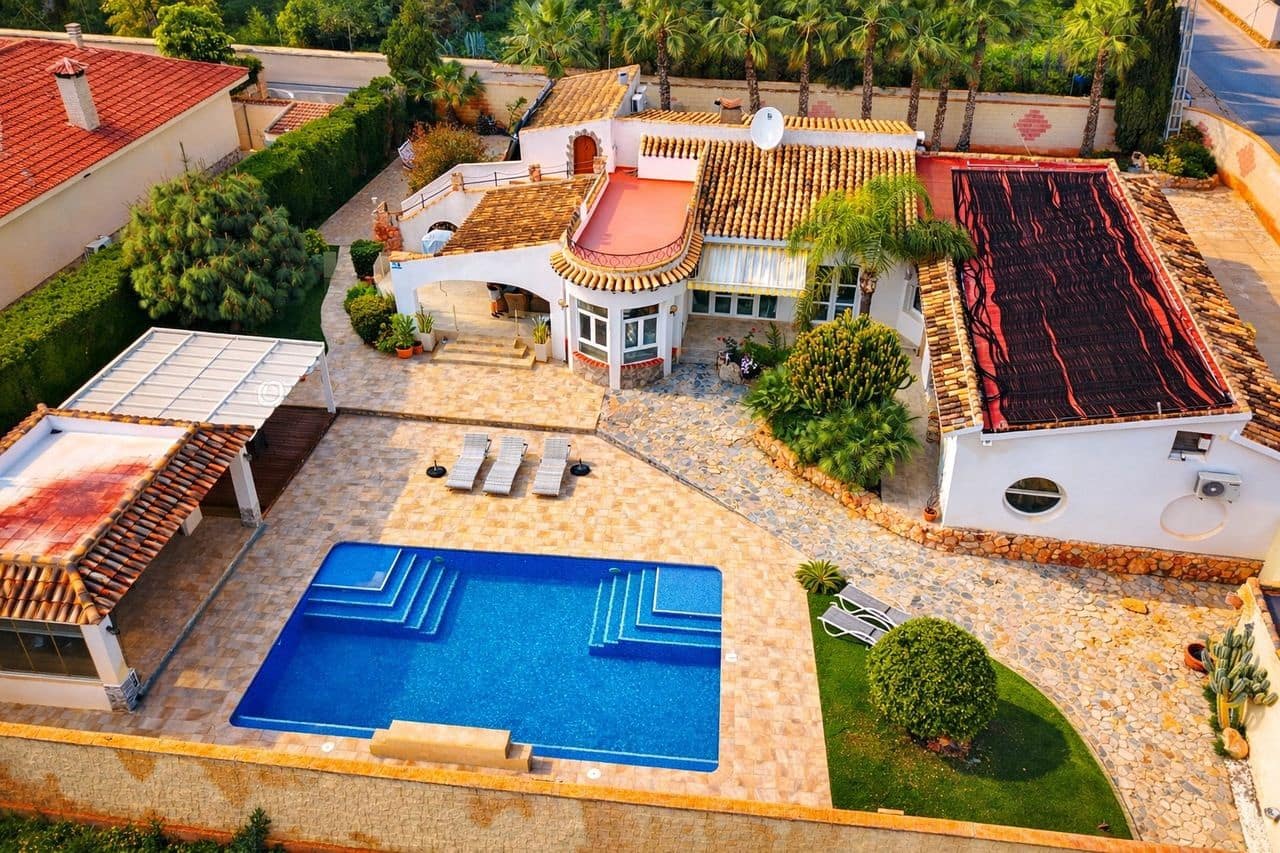 6 bedroom Villa for sale in Cabo Roig with garage - € 799,000 (Ref: 9691177)