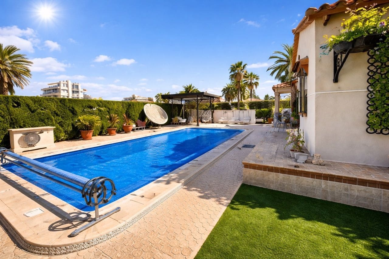 3 bedroom Villa for sale in Cabo Roig with garage - € 790,000 (Ref: 9696324)