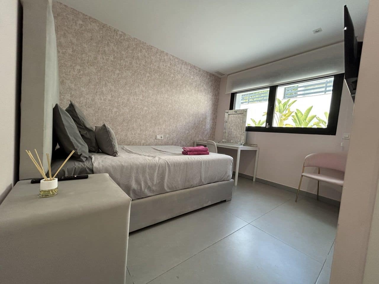 5 bedroom Villa for sale in La Siesta with garage - € 849,950 (Ref: 9707587)